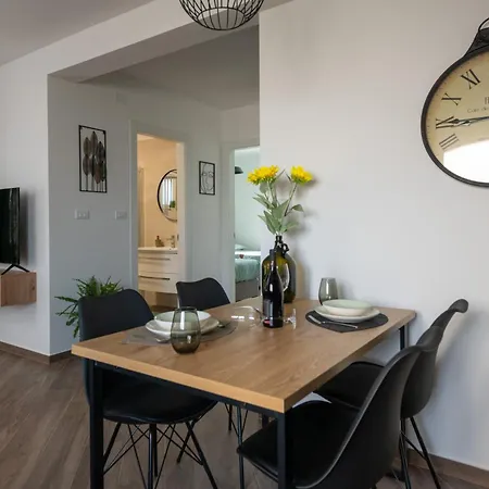 Nest, Ground Floor With Private Garden & Garage - New In 2024! شقة