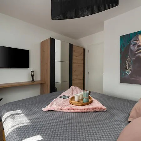 Nest, Ground Floor With Private Garden & Garage - New In 2024! * ميدولين