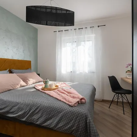 شقة Nest, Ground Floor With Private Garden & Garage - New In 2024!