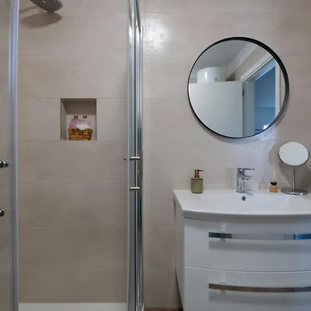 Nest, Ground Floor With Private Garden & Garage - New In 2024! شقة *