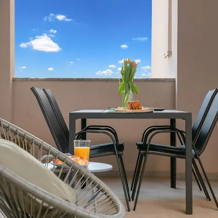 Nest, Ground Floor With Private Garden & Garage - New In 2024! * ميدولين