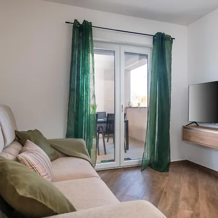شقة Nest, Ground Floor With Private Garden & Garage - New In 2024!