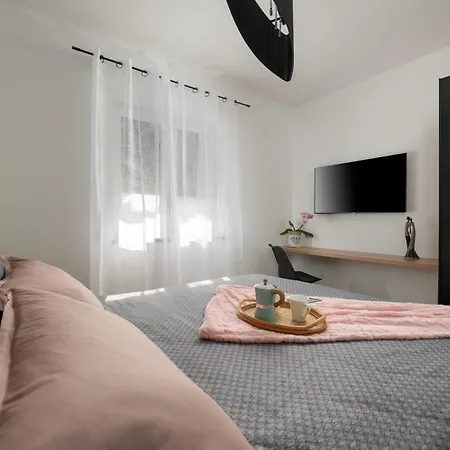 Apartamento Nest, Ground Floor With Private Garden & Garage - New In 2024! *