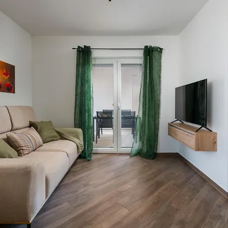 Nest, Ground Floor With Private Garden & Garage - New In 2024! Apartamento Medulin
