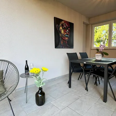 Nest, Ground Floor With Private Garden & Garage - New In 2024! Apartamento Medulin