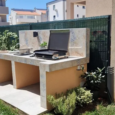 Nest, Ground Floor With Private Garden & Garage - New In 2024! شقة *